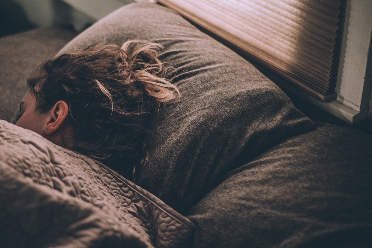 Cool Bedroom for Better Sleep: 8 Steps Without AC